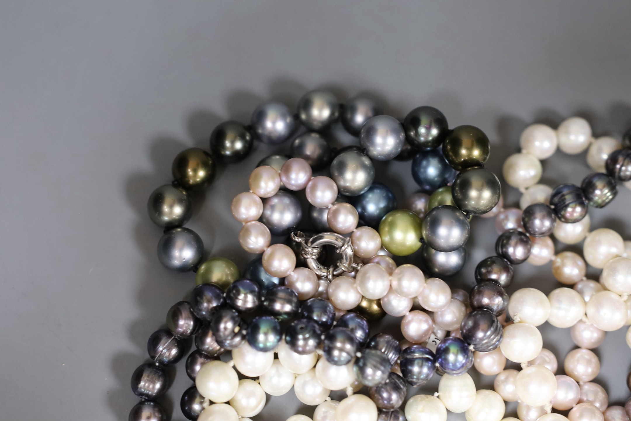 Thirteen assorted modern freshwater pearl necklaces, longest 116cm.